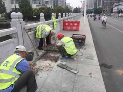 高温下的坚守 滕州市政工人用汗水浇筑脚下路